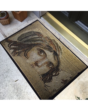 Zeugma Çingene Kızı Baskılı Kauçuk Kapı Önü Paspası